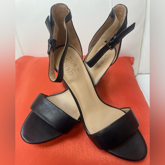 Naturalizer women Black Ankle Strap Heels. Size 8-1/2 - Picture 4 of 9